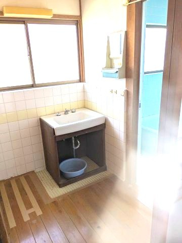 窓から明るい光が差し込む独立洗面台付きの脱衣所！浴室へもスムーズに移動できる快適な動線です。