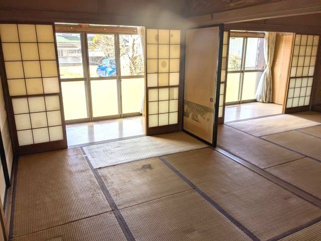 広縁からやわらかな光が広がる開放的な和室！障子や襖を開放すれば広々とした大空間として使えます。