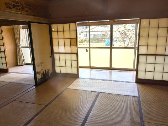 木のぬくもりと落ち着きを感じる広々とした畳敷き。障子越しに届くやわらかな光が、心和むひとときを演出します。