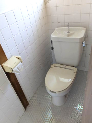 手洗い器付きで使い勝手の良い洋式トイレ！白いタイル貼りの清潔感ある空間で、手入れもしやすい仕様です。