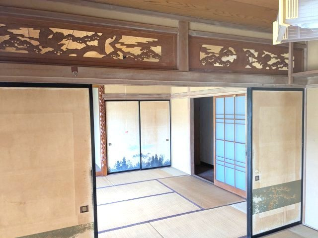 繊細な欄間細工が美しく映える品格ある和室！伝統的な造りを感じられる、落ち着きに満ちた上質な空間です。