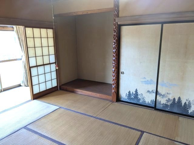 床の間と情緒あふれる襖絵が目を引く本格和室！床柱の木目が美しく、心安らぐ空間が広がっています。