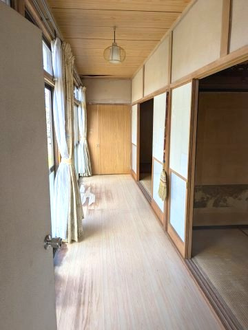 大きな窓から自然光が注ぐ広々とした広縁！和室とのつながりも良く、日向ぼっこや憩いの場に最適です。