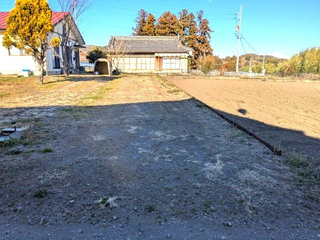 青空と豊かな自然に囲まれた広い敷地！陽当たりがよく開放的で、家庭菜園やガーデニングも楽しめます。