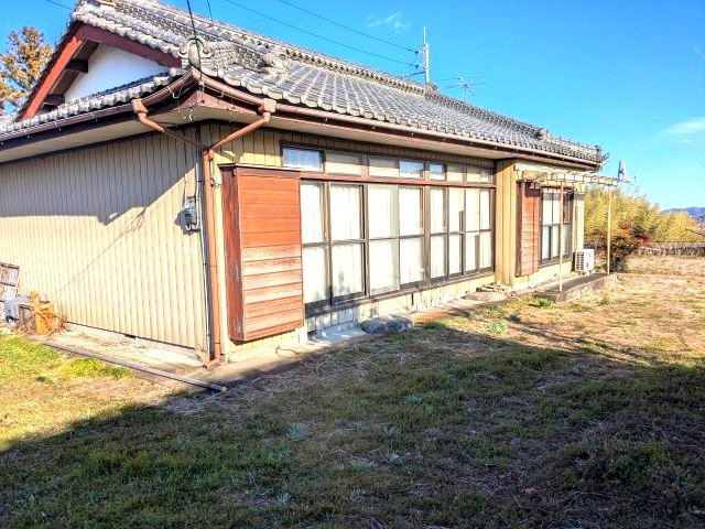 青空に映える重厚感ある佇まい！趣ある日本瓦の平屋住宅で、広々としたお庭付きの落ち着いた住環境です。