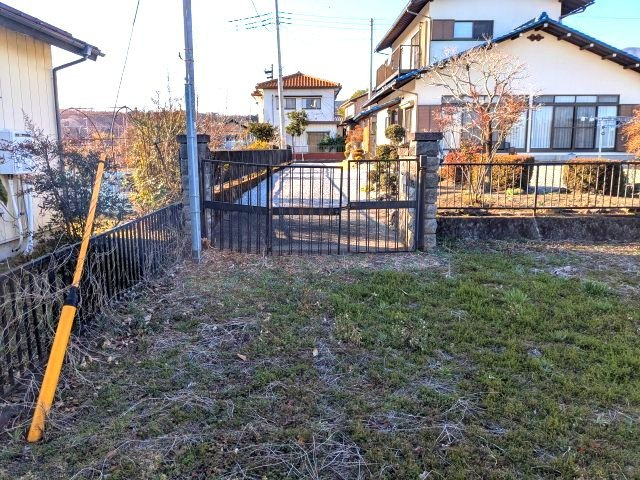 門扉とフェンスを備えたセキュリティ面も安心の敷地！広々とした庭スペースがあり多様に活用できます。
