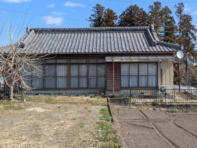 南向きの大きな窓から光が注ぐ平屋住宅！広々とした敷地で家庭菜園やガーデニングも存分に楽しめます。