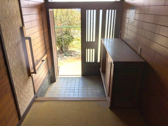 木の温もりに包まれた広々とした玄関ホール！手すりや下駄箱付きで、毎日快適に出入りできます。
