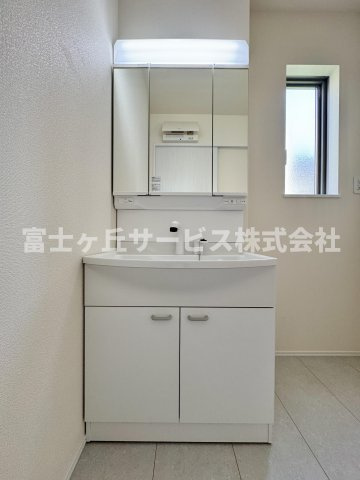 朝の身支度に便利な独立洗面台です