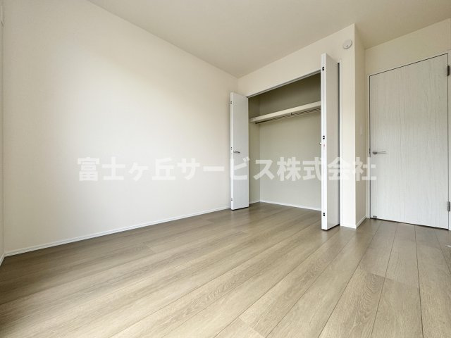 バルコニーに面した洋室です