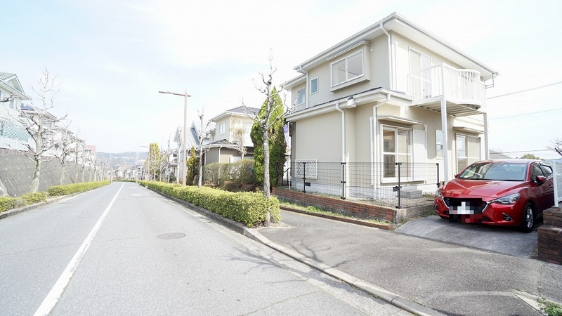 リフォーム済み4ＬＤＫ戸建て　外壁塗装、水回り、クロス床を新調済み　ウッドデッキテラスつき、車2台が駐車可能、南北で接道した便利な立地　190．28平米（57．55坪）ひろびろ敷地