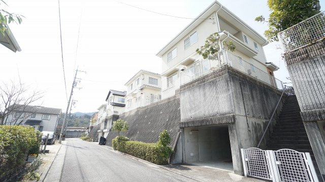 リフォーム済み4ＬＤＫ戸建て　外壁塗装、水回り、クロス床を新調済み　ウッドデッキテラスつき、車2台が駐車可能、南北で接道した便利な立地　190．28平米（57．55坪）ひろびろ敷地
