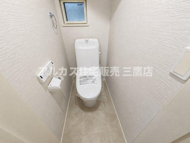 清潔感のある白を基調としたトイレ。温水洗浄便座やリモコン付きで快適に使えます。