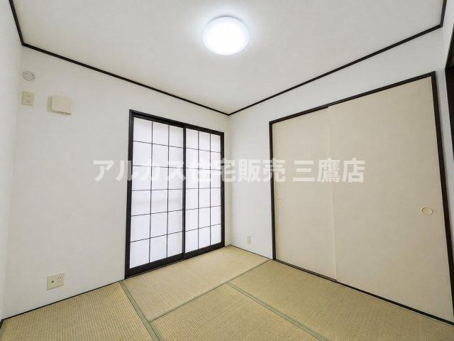 障子からやわらかな光が差し込む和室。心落ち着く癒やしの時間が流れます。