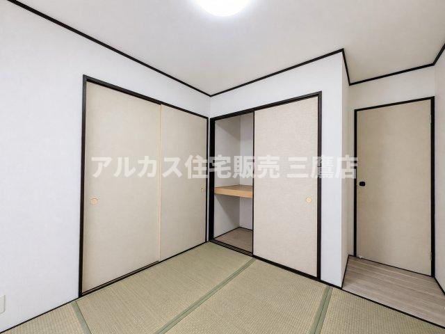 押し入れや収納スペースを備えた和室。お布団や季節の品もすっきりと片付きます。