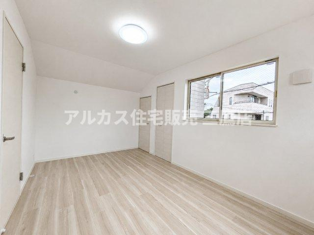 2面採光で明るい洋室。飽きのこないシンプルなデザインで、お部屋作りを楽しめます。