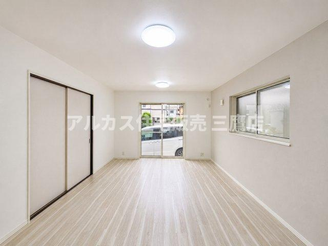 陽光がたっぷりと差し込む明るいLDK。大きな窓から外の光を取り入れ、開放感に満ちています。