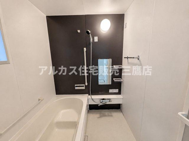 スタイリッシュなアクセントパネルが印象的な浴室。一日の疲れをゆったり癒せる心地よい空間です。