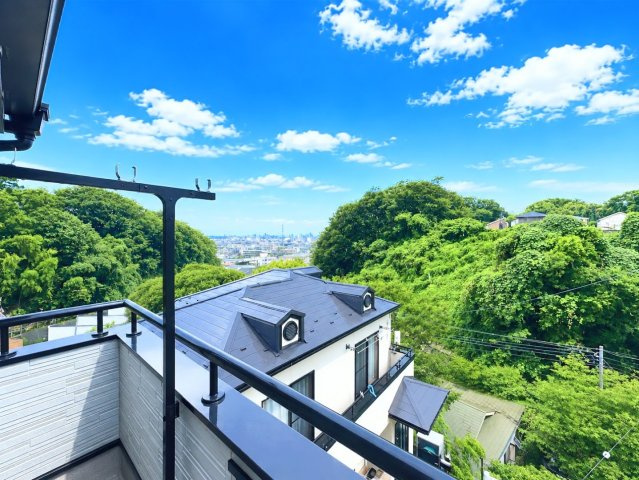 ◆気持ちのいい空が見渡せる広いバルコニー。爽やかな風を感じて、心躍る素敵な暮らしがはじまります。通風・採光にも優れ、心地よい光と風があふれています♪