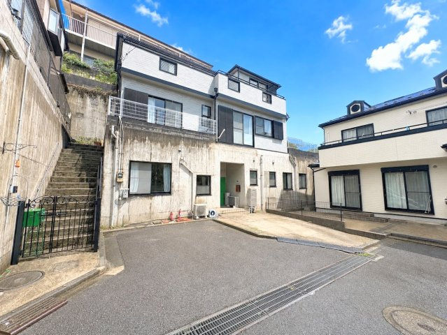 ◆爽やかな青空の下に贅沢なほどに降り注ぐ陽光、豊かな居住性と、クオリティが見事に調和した住空間は、住まうことの喜びを感じさせてくれます。ゆとりある広い敷地で開放的なお住まいです。