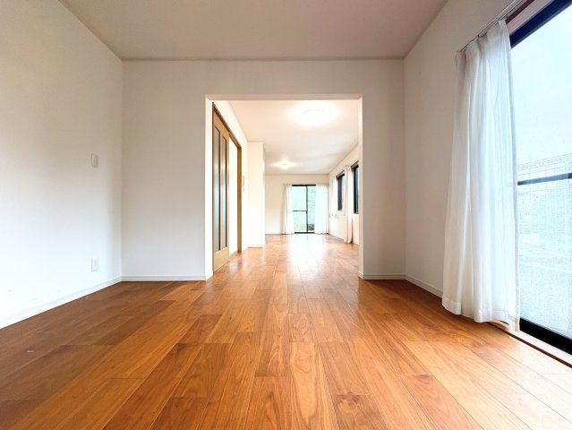 ◆ご家族の会話がはずむ、開放的なＬＤＫです。休日はお陽さまの光をたっぷりととりこめるぽかぽかリビングで過ごしませんか？
