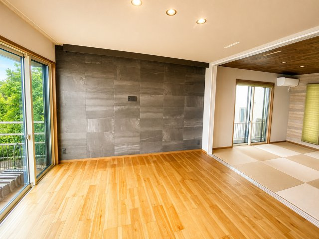 リビングの壁は湿気を調節するエコカラットを使用。和室との繋がり部分は開閉が自在です。