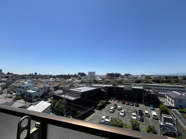 バルコニー前面に高い建物がなく、開放感を感じやすい眺望です。