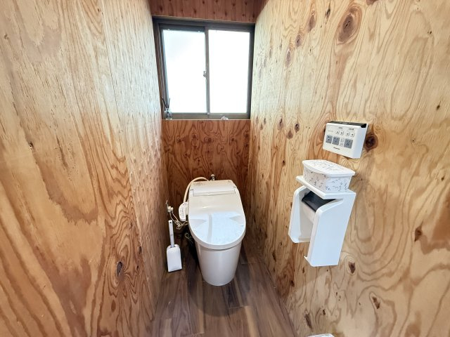 シンプルなトイレスペースは内装を整えることで明るく清潔感のある印象へ。居住用としての使いやすさや事務所や倉庫利用の際にも安心して使える設備です。収納や配置を工夫することで快適な空間に仕上がります。