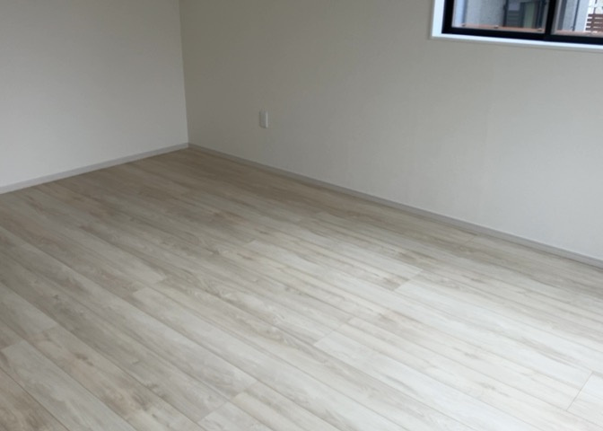 洋室のメリットは重い家具が置きやすく、身の回りが整理しやすいことです。　床がフローリングのため畳とは異なり凹みにくいです。　クローゼットなど収納が豊富で、普段使わない旅行カバンや服の整頓も簡単にです。