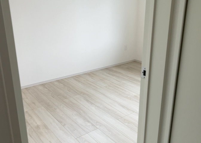 寝室でゆっくりと過ごすためにはベッド周りの適度な空間を担保することや窓の位置、照明の明るさ、寝室の広さなどを考える必要があります。自身や家族の構成とライフスタイルに併せて寝室にする部屋を選びましょう！