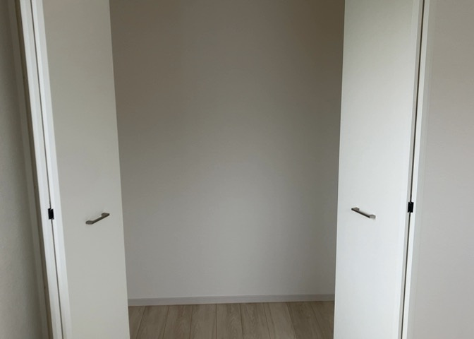 デザイン性を重視しすぎて収納が少なかった！なんてことにならないため、事前に現地で収納の数を確認しておくことをお勧めします。クローゼット以外にも床下収納や屋根裏収納、パントリーなどもチェックしましょう。