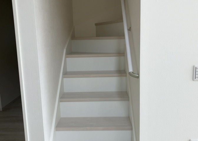 建物の上下階の通路である階段は、その位置によって動線や室内の印象が大きく左右されます。手摺にも重要な役割があり、転倒の防止・歩行や動作を円滑にして日常生活を支えることを主な目的として設置されています。