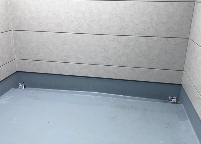 バルコニーは、室外の専用スペースのうち、「屋根がなく開放された空間」であるものを指します。ベランダより広いタイプのものが多く、日当たりもよいため家庭菜園などを楽しみたい人にとって適した環境となります。