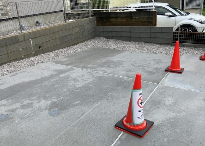 駐車場と明記されていても、最小スペースでつくられた駐車場だと大型車は駐車できなかったり、出入りしにくくなったりする可能性があります。お車のサイズと購入したい物件の駐車場のサイズを現地で確認しましょう。