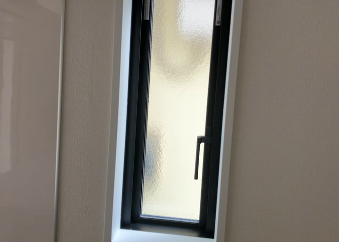 サッシとは、ガラス窓に使用される金属製の窓枠のことです。一般的に住宅建築では、金属製建具工事の段階で備え付けるもので、ガラス類や玄関、バスルームのスチール製のドアなどと同じタイミングで工事を行います。