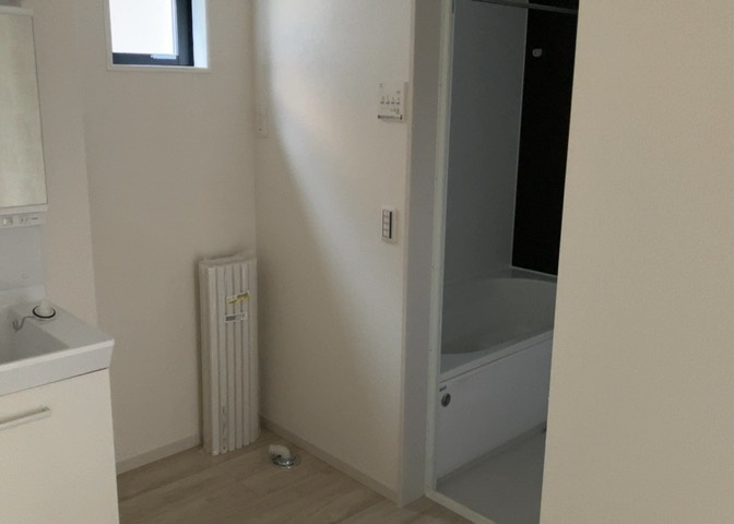多くの戸建て住宅で見かける洗面脱衣所は、洗面台と洗濯機が2畳ほどのスペースに並べられていて、洗面所が脱衣所を兼ね備えている間取りが一般的です。お客様が利用することもある、パブリックな空間でもあります。