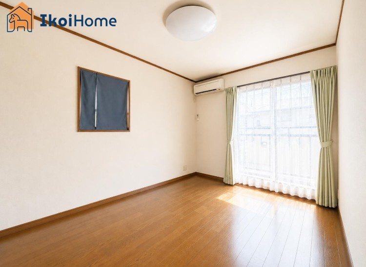 二面採光ですので、陽が差し込む明るい空間です！大きなベッドや家具も置いていただけます。
