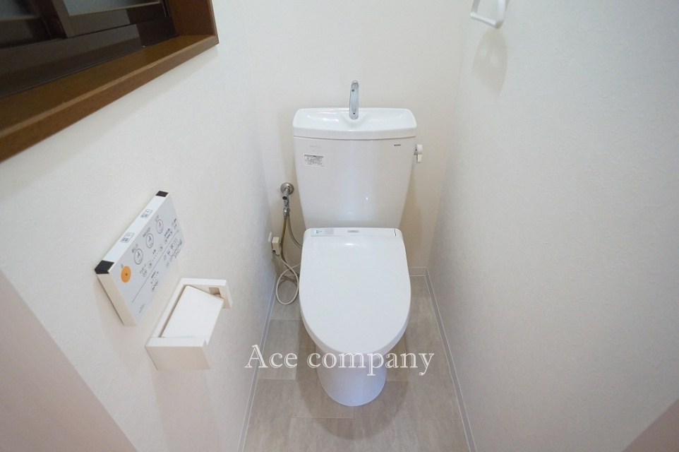 トイレは2ヶ所、便利な2Fと3Fに完備♪こちらは1階のシャワートイレです☆