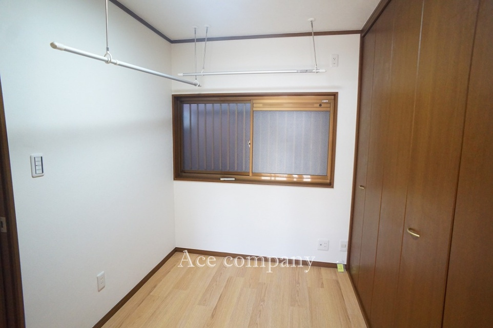 【1階：納戸】ランドリー室から直接移動できます♪部屋干し掛け＆バー付き☆