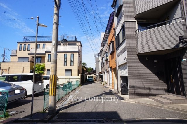 前道は通り抜けができず、交通量少なめです♪