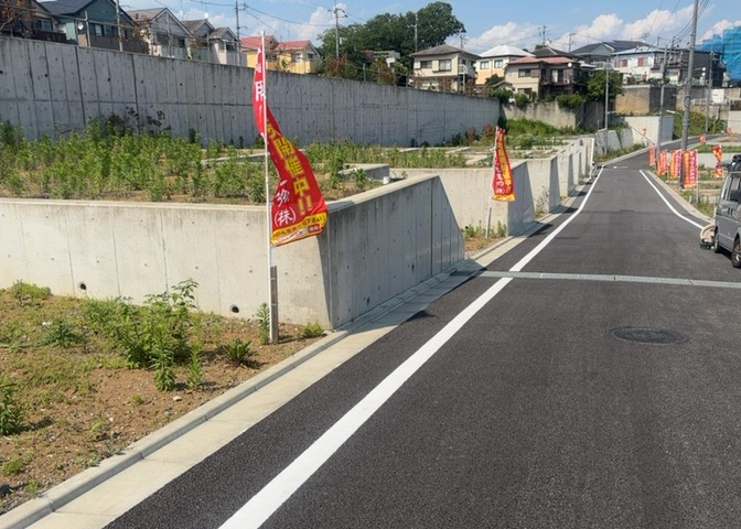 土地の形が極端に長細かったり、狭小地、あるいは道路との高低差がある傾斜地だった場合、後々売ろうとしても買い手がつかない場合もあります。後々、売却することになった時に価値の下がらない土地を選びましょう。