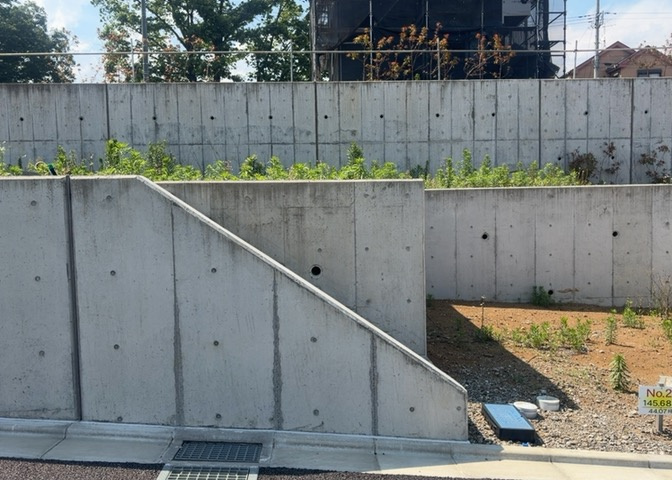 土地購入を検討されている場合、境界杭がない状態で購入してしまうと境界確定測量をする必要があり、費用がかかります。購入の前に、売主、隣土地所有者立ち合いのもと境界を確定し境界杭を設置するのがベストです。