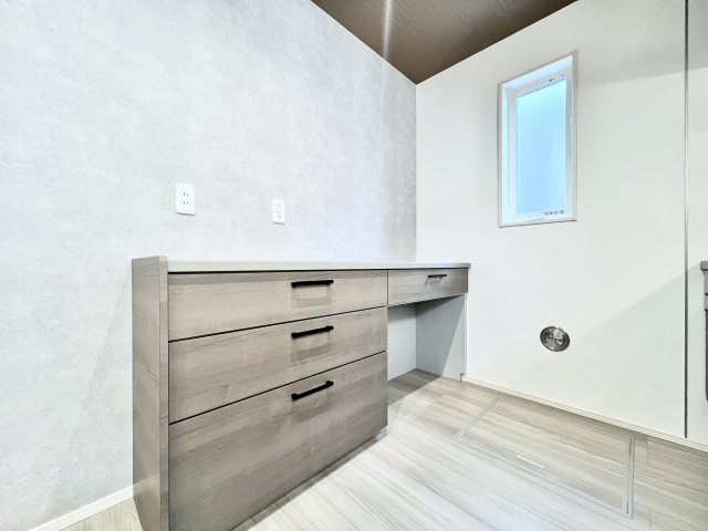 キッチン背面には4段引き出しカップボードもついているので常に綺麗にキッチンを使えます！　※同仕様同形状