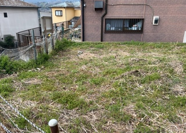 土地の面積＝住宅面積ではありません。建ぺい率の問題などで、土地のある場所によって住宅を建てられる面積は限られています。高さもしかり、「土地」という言葉の中には、建築条件も含まれると考えておきましょう。