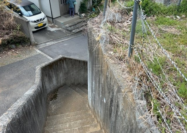 土地の前の道路に消火栓が設置されていることがあります。この場合、道路交通法第45条第1項により、駐車禁止の場所が指定されています。そのため、車庫などの駐車スペースをつくることができない場合があります。