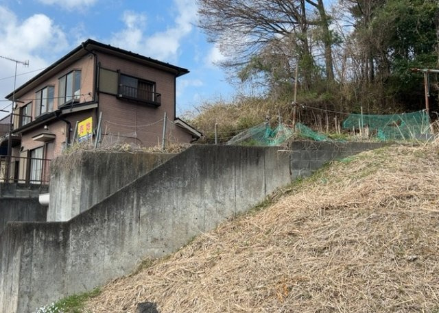 現地に行くなら、物件の周囲の地形がどうなっているかを見ることも大切です。周辺より低くなっている土地では、大雨などで水が集まりやすいため、地盤が弱くなっているということも考えられるため、注意が必要です。