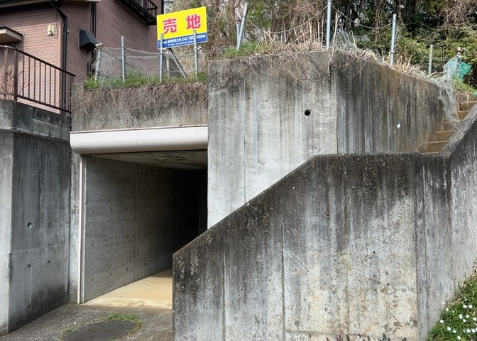 土地購入を検討されている場合、境界杭がない状態で購入してしまうと境界確定測量をする必要があり、費用がかかります。購入の前に、売主、隣土地所有者立ち合いのもと境界を確定し境界杭を設置するのがベストです。