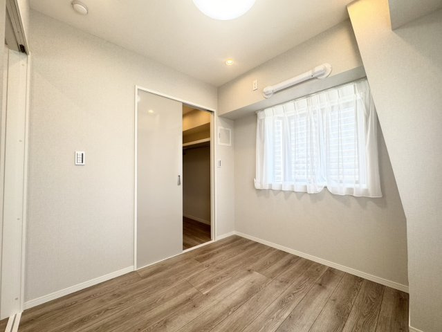 【洋室4.1帖】リモートワークや子ども部屋、趣味のお部屋などライフスタイルに合わせて使いやすい洋室。収納付きでお部屋をすっきり保てます。