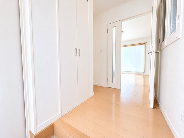 明るく清潔感のある玄関ホールです。ナチュラルな木目のフローリングが温かみを添え、住まいに入った瞬間から落ち着いた雰囲気を感じられます。玄関には収納スペースが設けられており、整理しやすい点も魅力です。