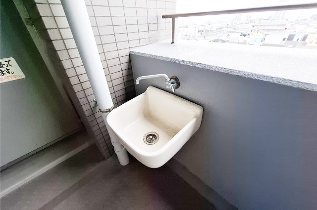 バルコニー：スロップシンク付きで外用品の手入れにも便利です。